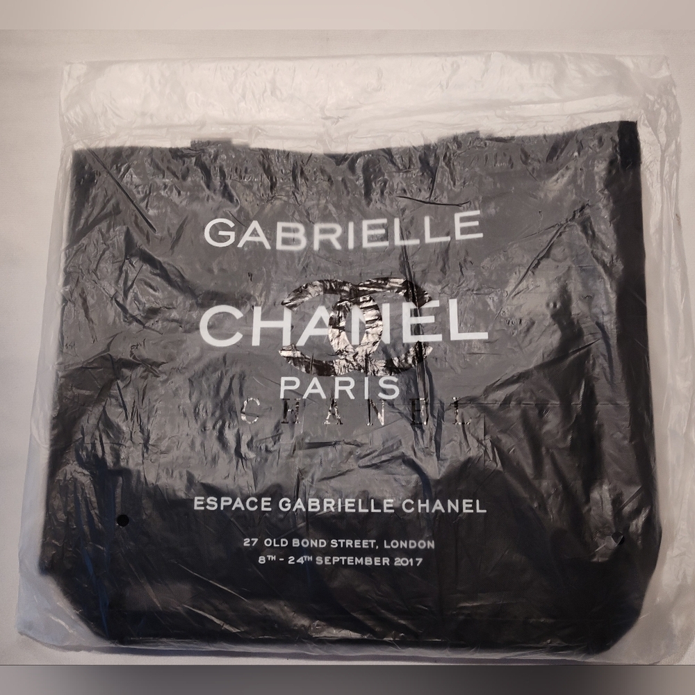 CHANEL Gabrielle Black Mesh Tote Bag Espace Gabrielle Chanel Paris London 2017 - Picture 4 of 4